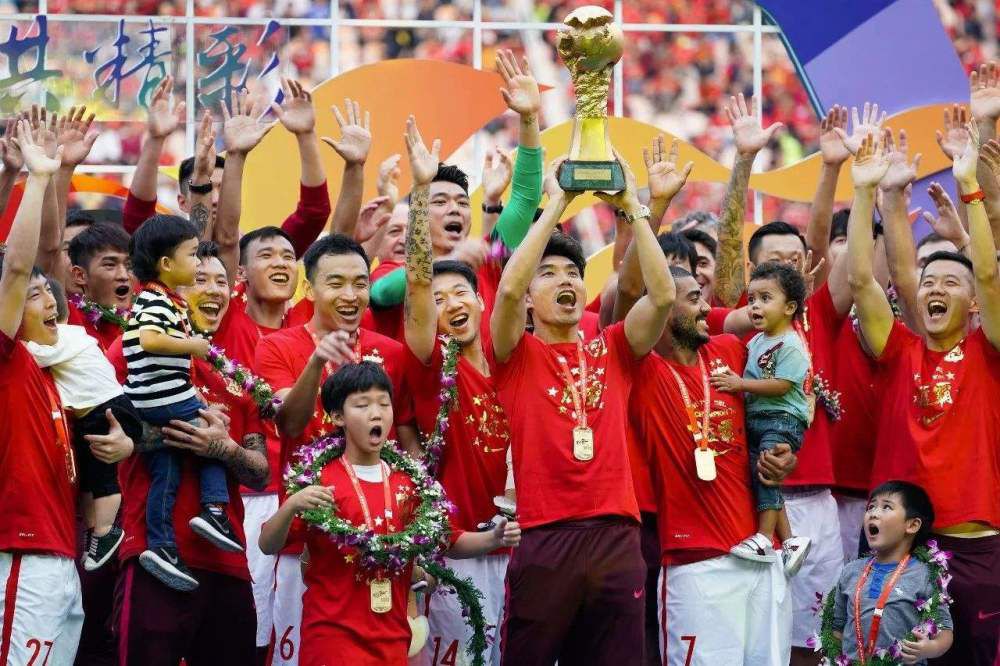 FIFA官方：首届俱乐部世界杯2025年6月15-7月13日举办国际足联理事会今天开会批准首届俱乐部世界杯的各项细节，第一届新版俱乐部世界杯将于2025年6月15日-7月13日在美国举办，共32支球队参加。